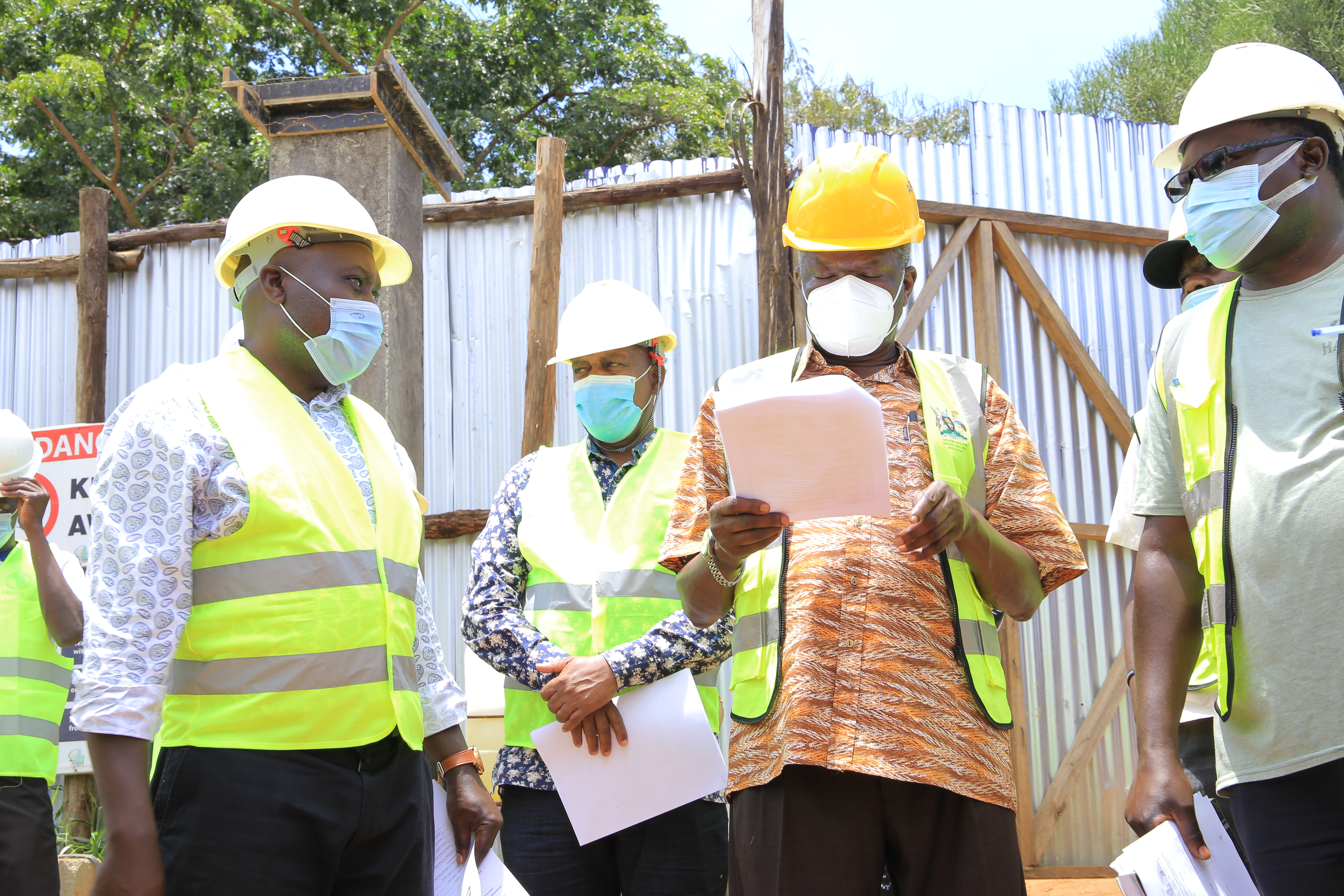 1_Hon-Visit-to-Biiso-market-before-it-was-completed